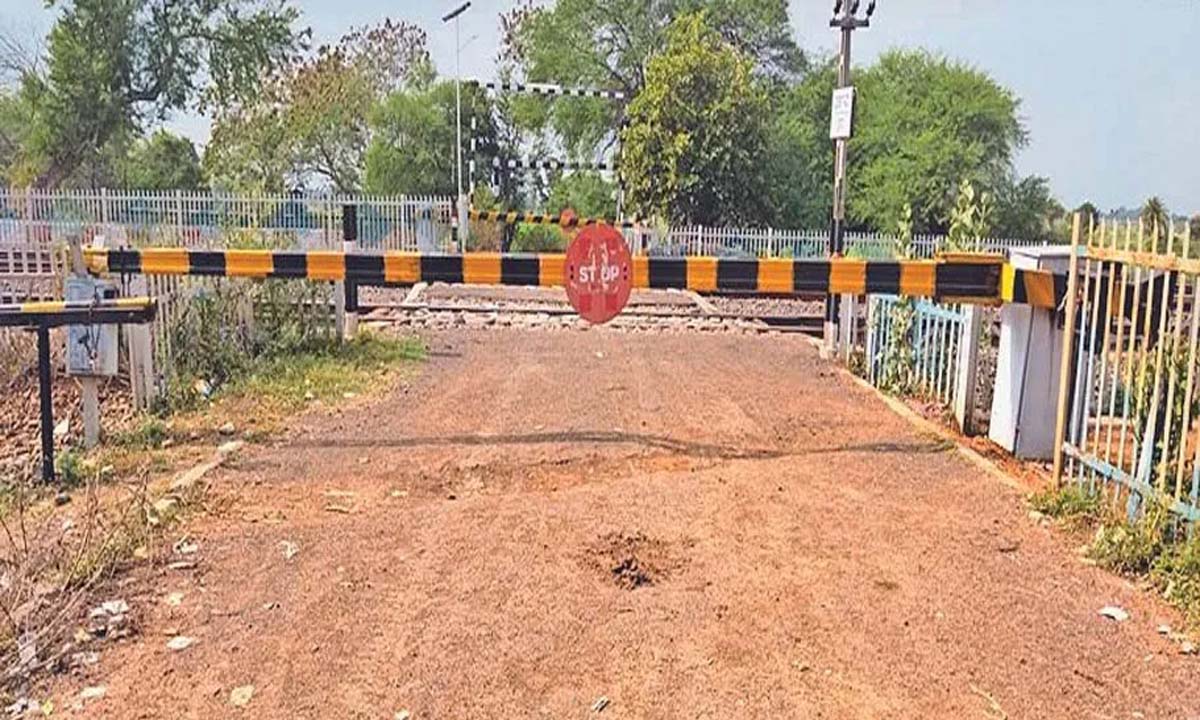 Manav, level crossing gate urla, Raipur, human level crossing gate, then District Magistrate, Durg, Road Under Bridge