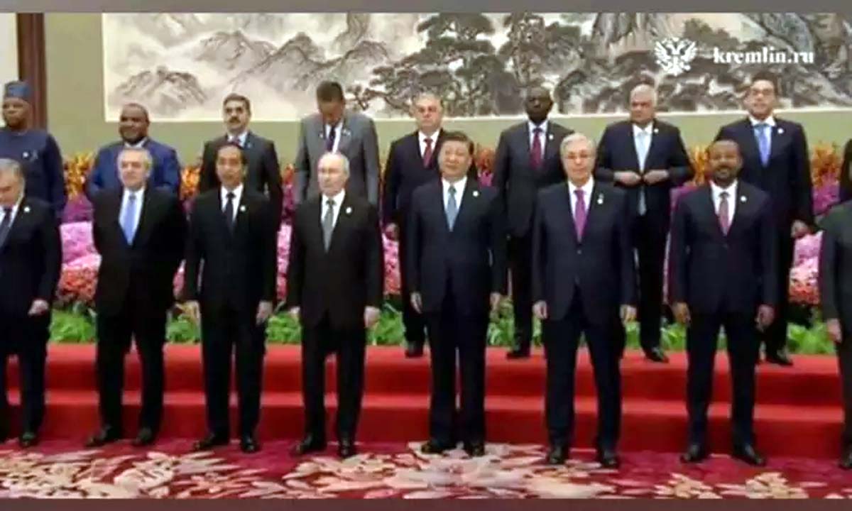 Russian President and Xi Jinping gather for a family photo at the "One Belt, One Road" forum in China