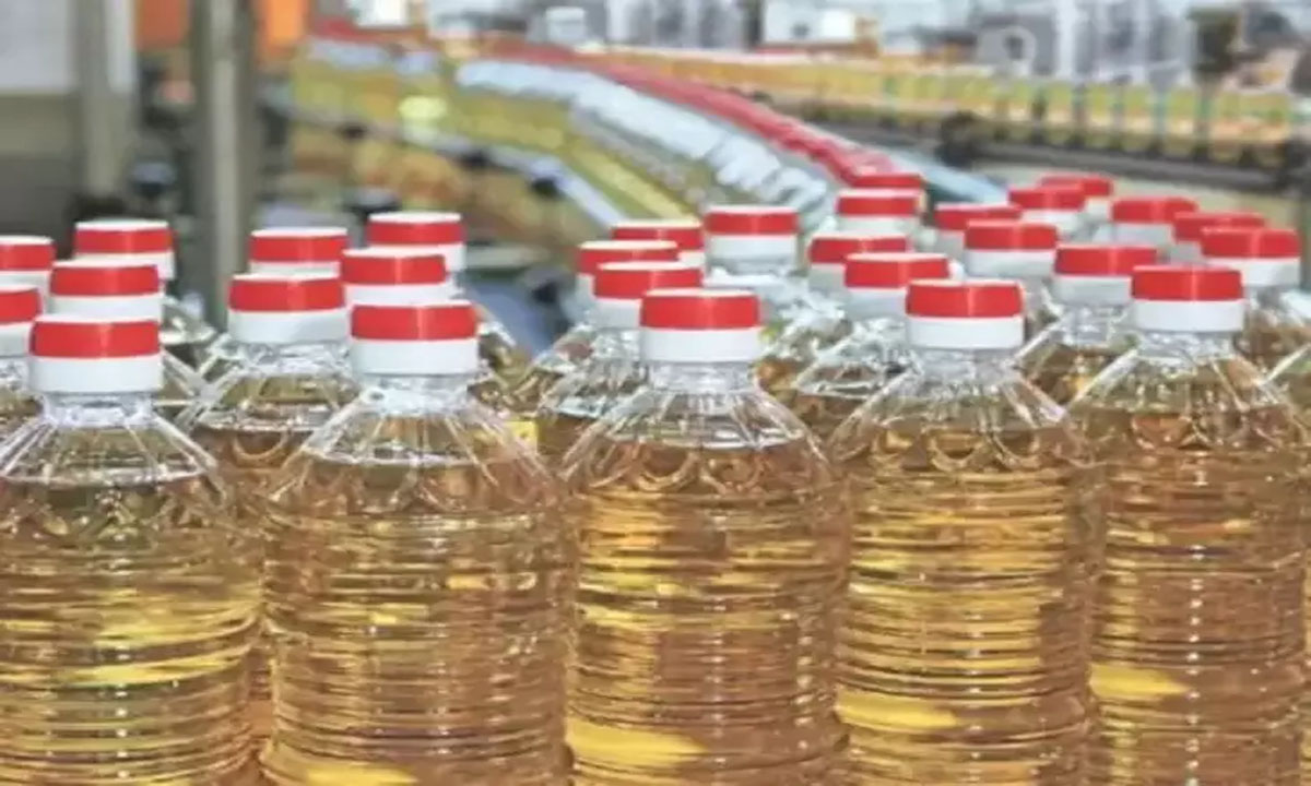 Raid on oil factory, 700 liters of adulterated soybean oil seized