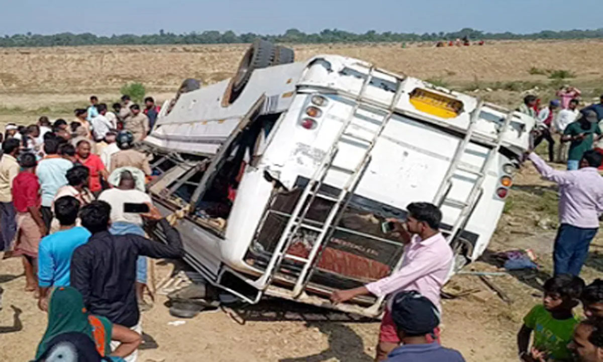 Bus full of passengers went out of control and overturned, 5 people died
