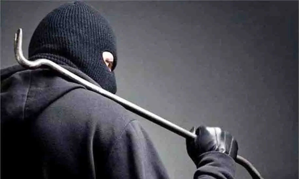 Shops of two brothers burgled in Sultanpur, thieves stole cash worth Rs 3.5 lakhs