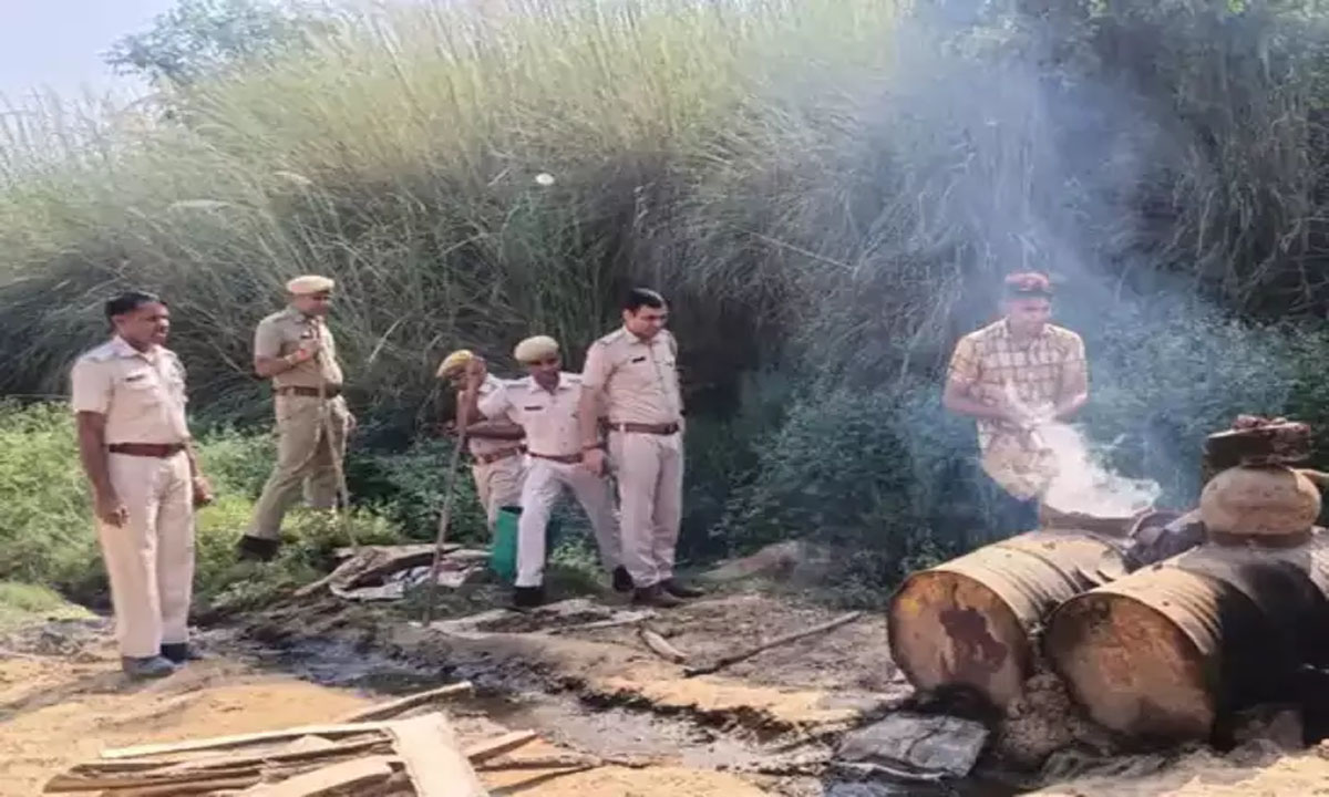 Police action in Govindgarh: 15 thousand liters of wash destroyed, many furnaces broken