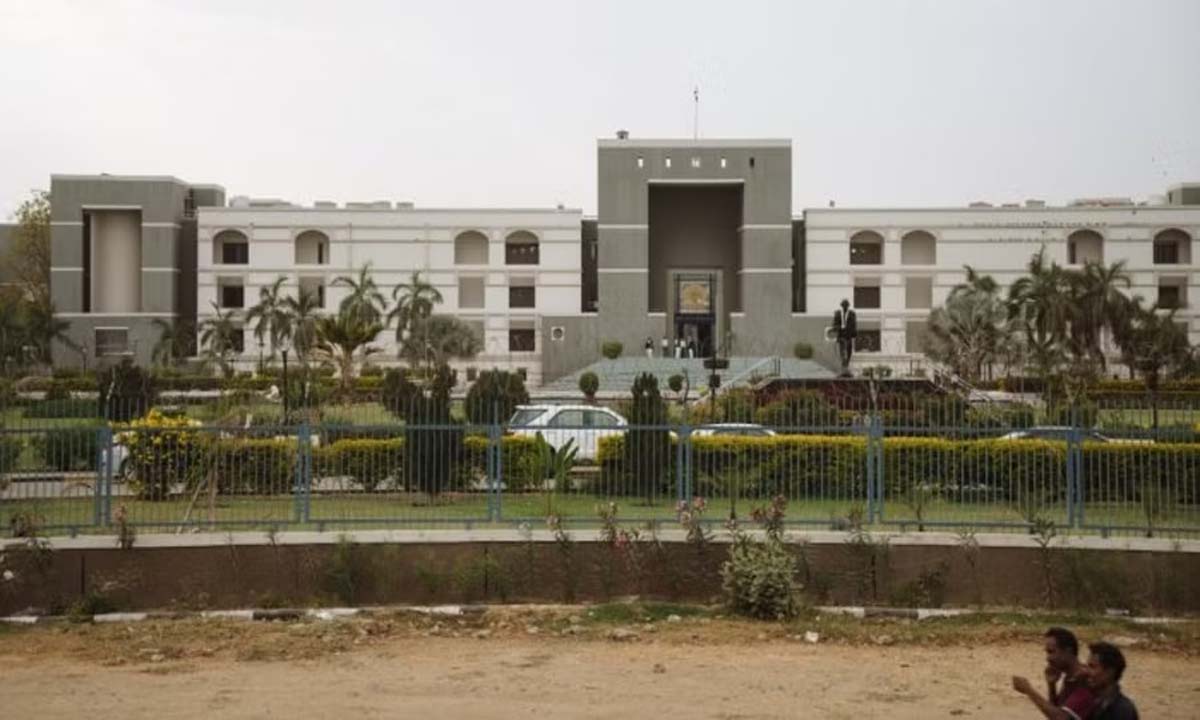 Gujarat HC judge apologises to colleague after snapping at her in open court