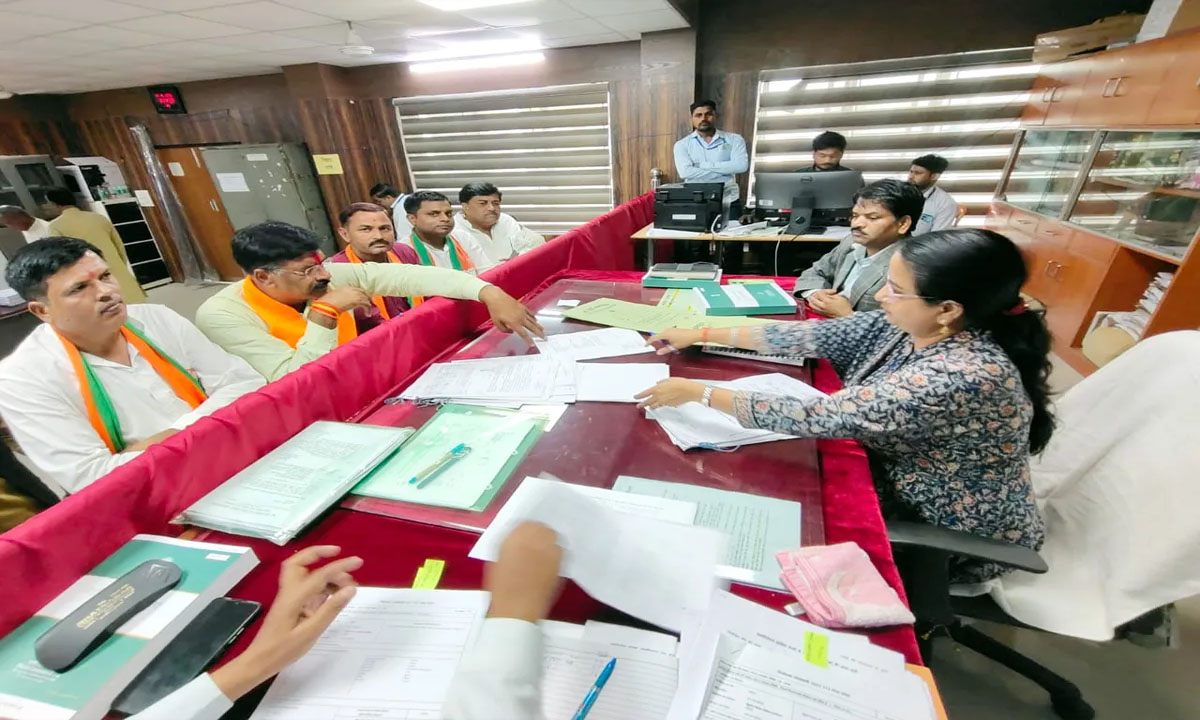 Damodar Yadav submitted nomination papers from Azad Samaj Party.