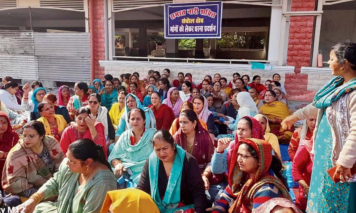 Women protested in Sandhol