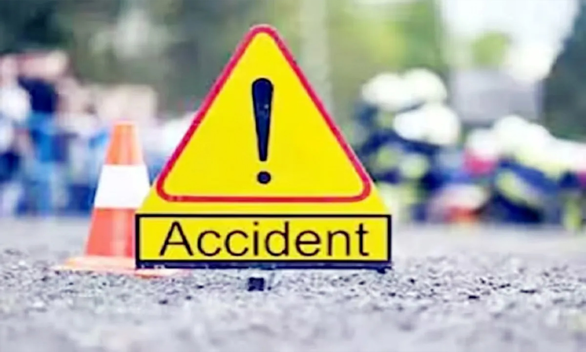 Compounder dies after tractor trolley overturns