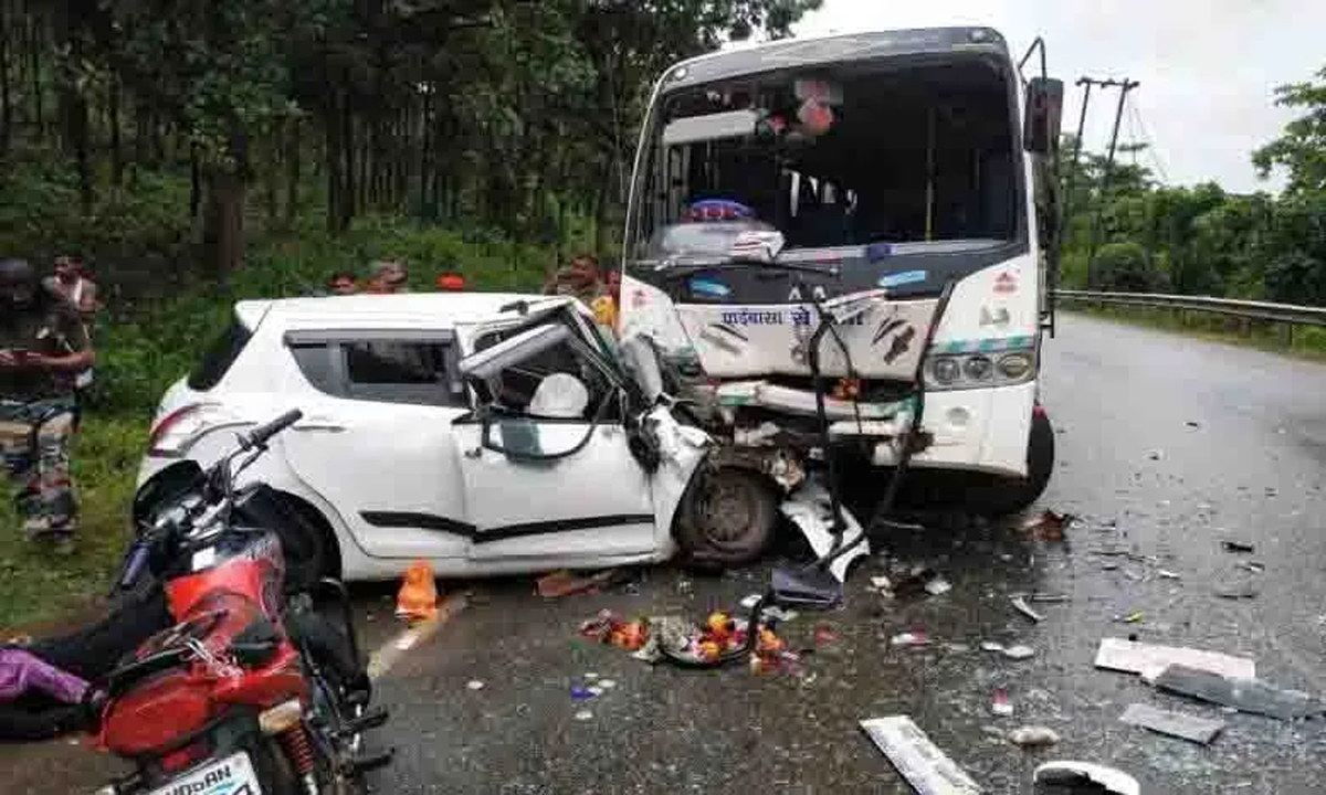 Heavy collision between car and bus, 4 people injured