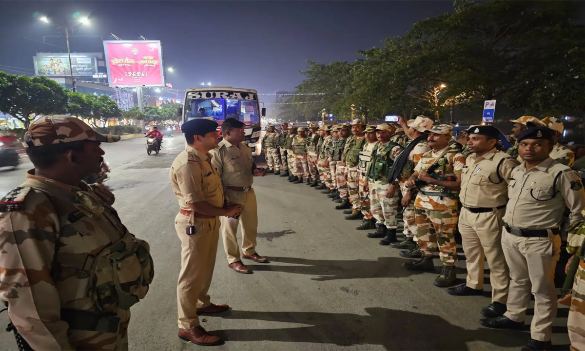 Raipur police took out flag march