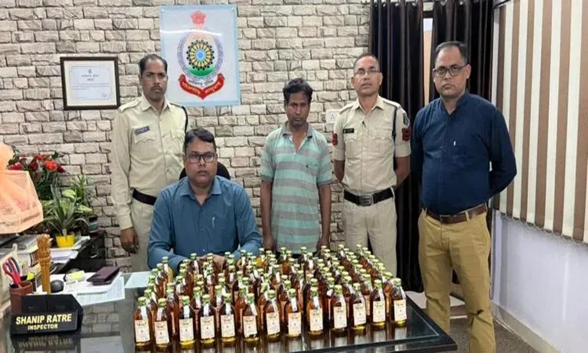 Smuggler smuggling illegal liquor in the city arrested