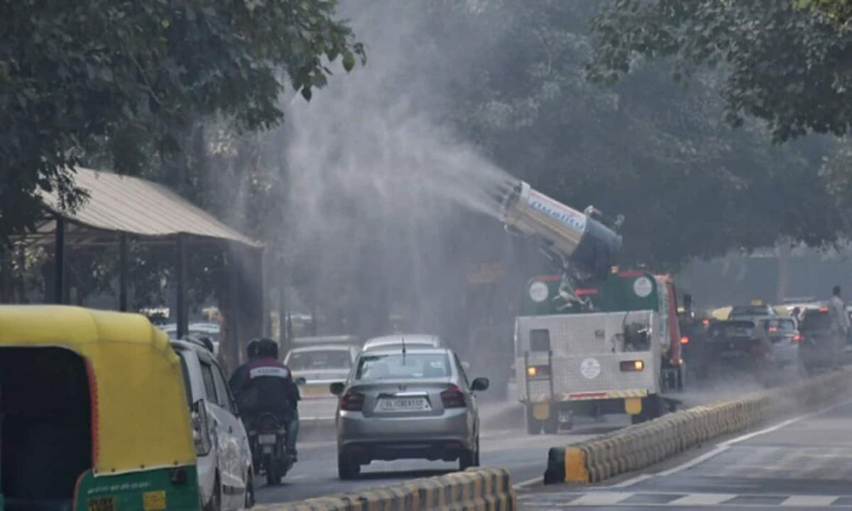 It is difficult for people to breathe in Delhi, the capital has become a gas chamber.