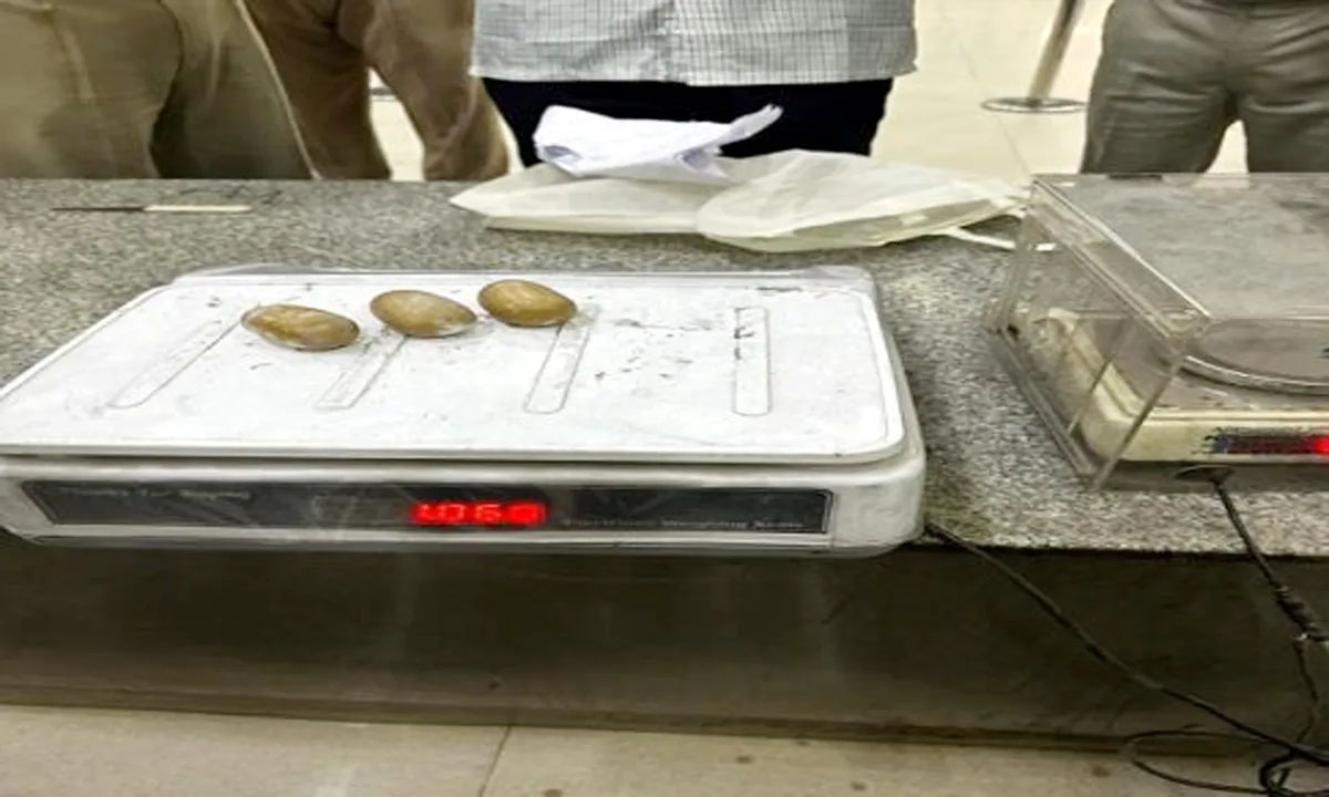 A passenger who brought gold bullets from Dubai was caught at the airport