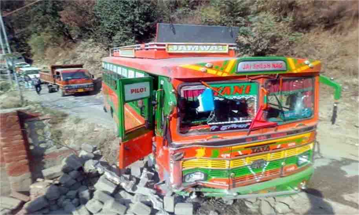 Main plate of bus broken on Banjar-Aut road