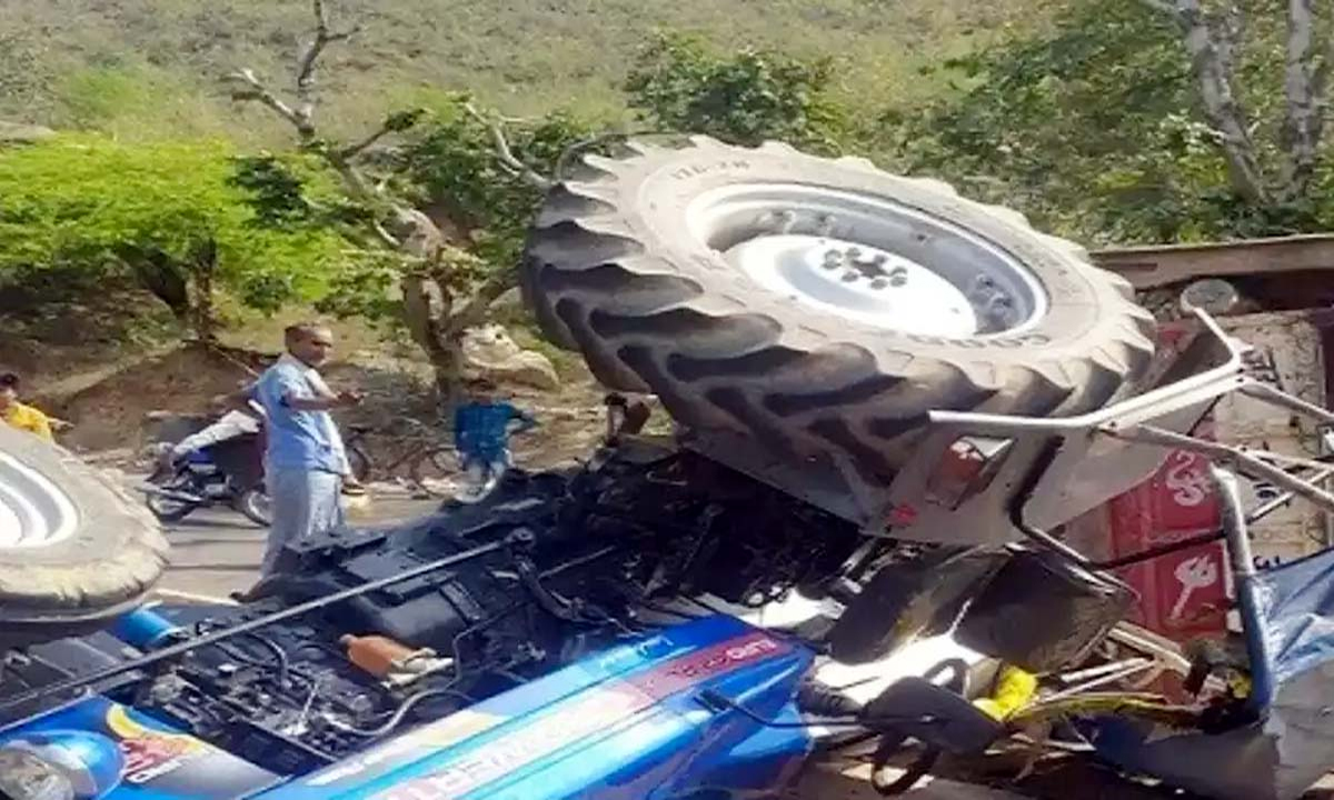 Tractor-trolley overturned on the roadside, two children died