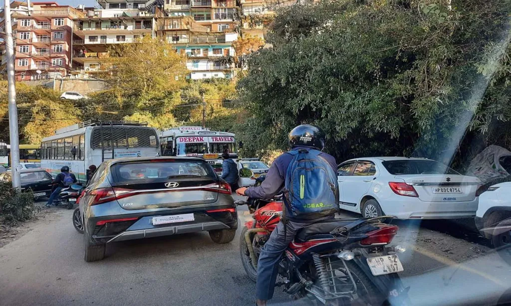 Vehicles parked on Tutu Road harass pedestrians