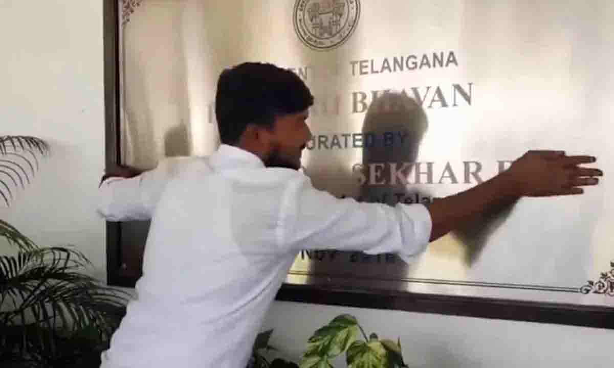 Congress supporters broke the plaque in Praja Bhawan