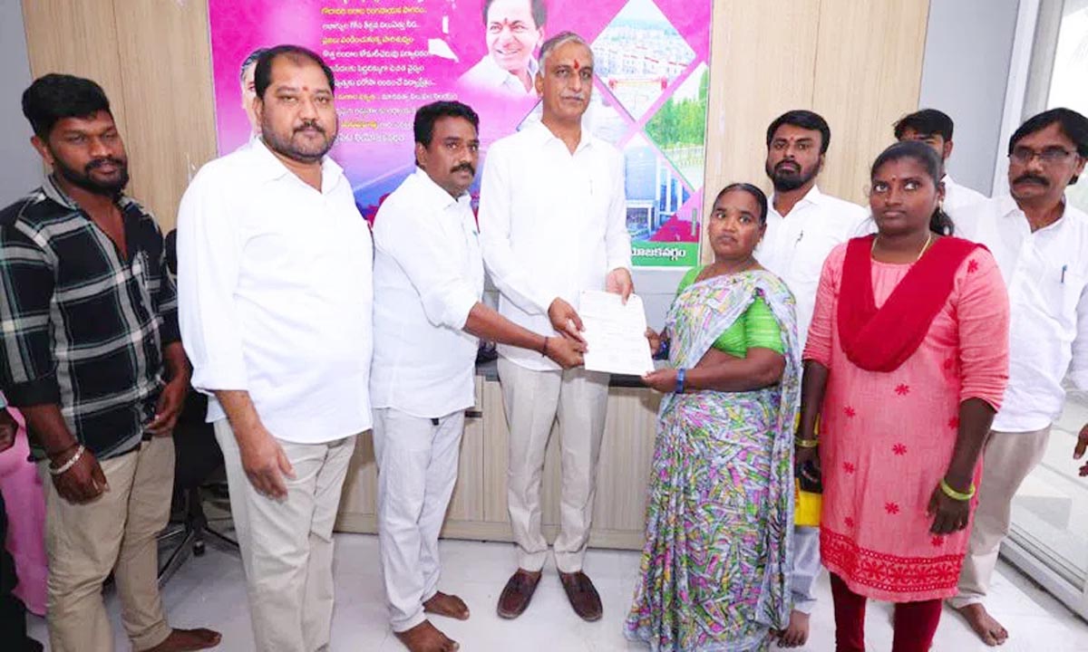 Insurance amount handed over to families of BRS workers in Siddipet