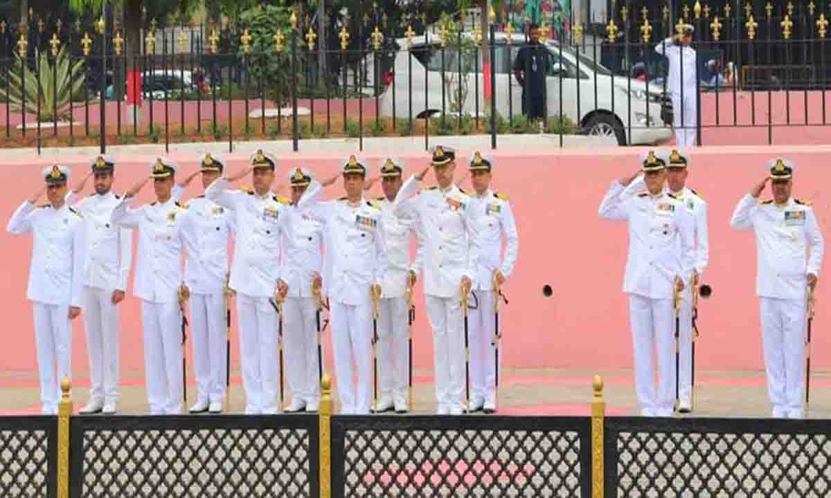 Hyderabad Naval officers pay tribute to bravehearts on Navy Day