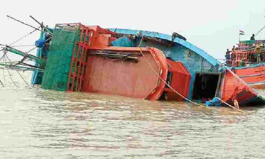 Karnataka: Eight fishermen rescued after boat capsizes in mid-sea