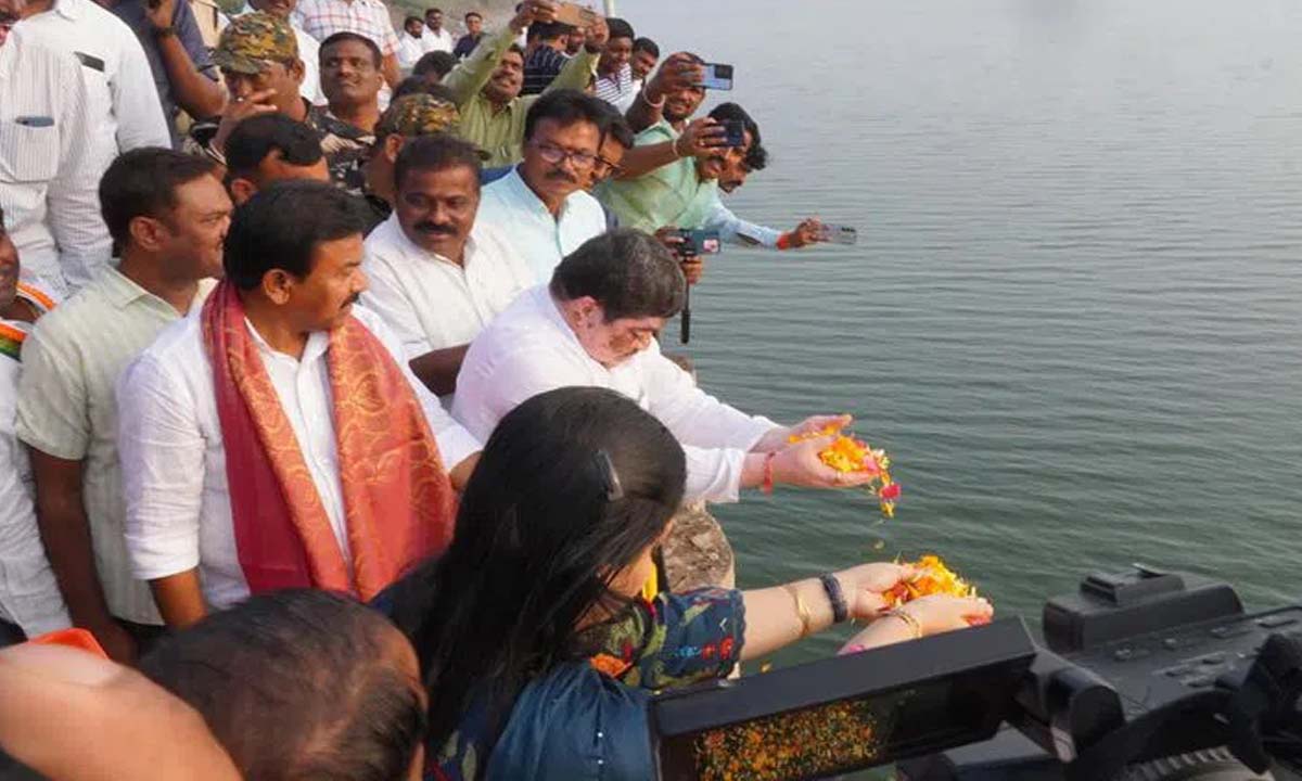 Karimnagar: Minister Ponnam Prabhakar releases water from Lower Manair Dam