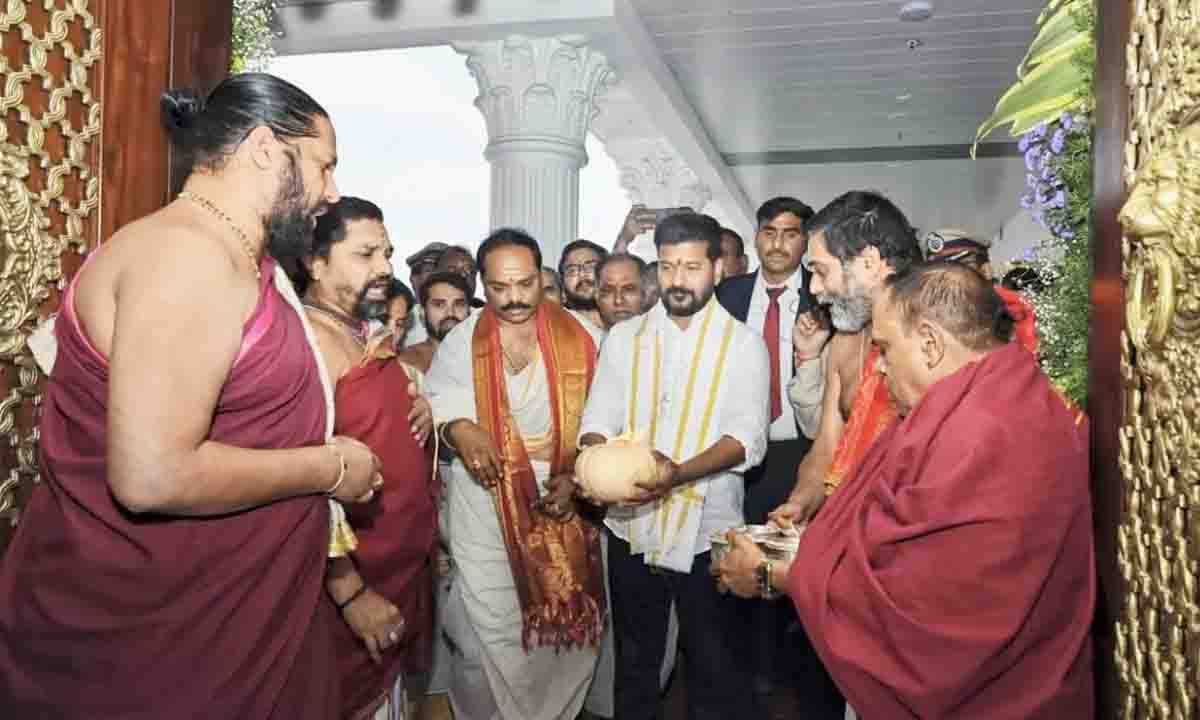 Barricades removed from Pragati Bhawan after 10 years, CM Revanth Reddy listened to public complaints