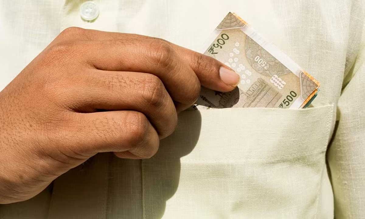 Revenue department employee, assistant arrested for taking bribe