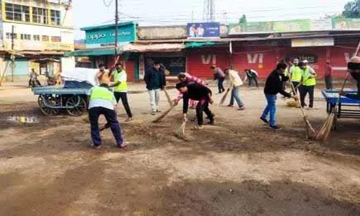 Cleanliness done in Budhwari market Balod