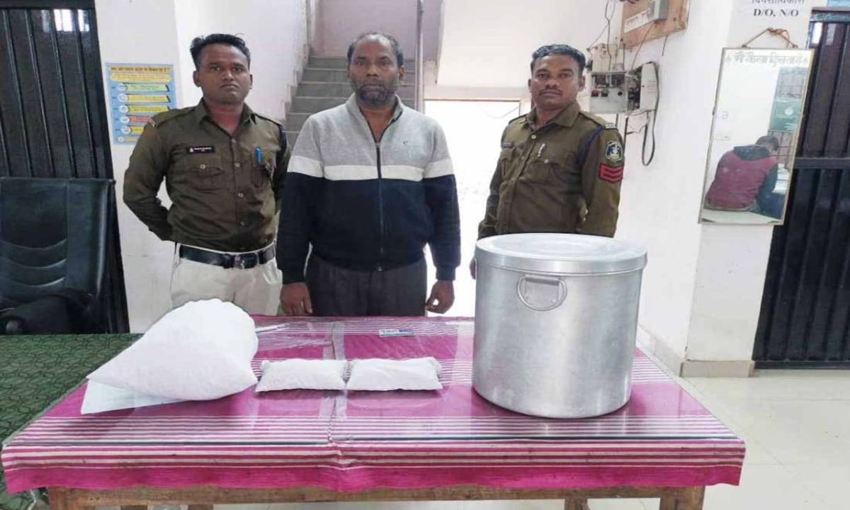 Smuggler roaming with bundles of ganja arrested