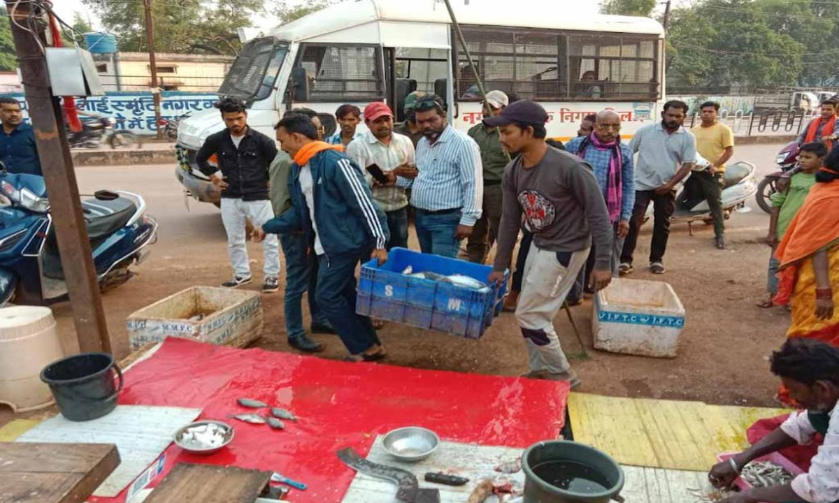 Action taken against chicken mutton shop operating in open