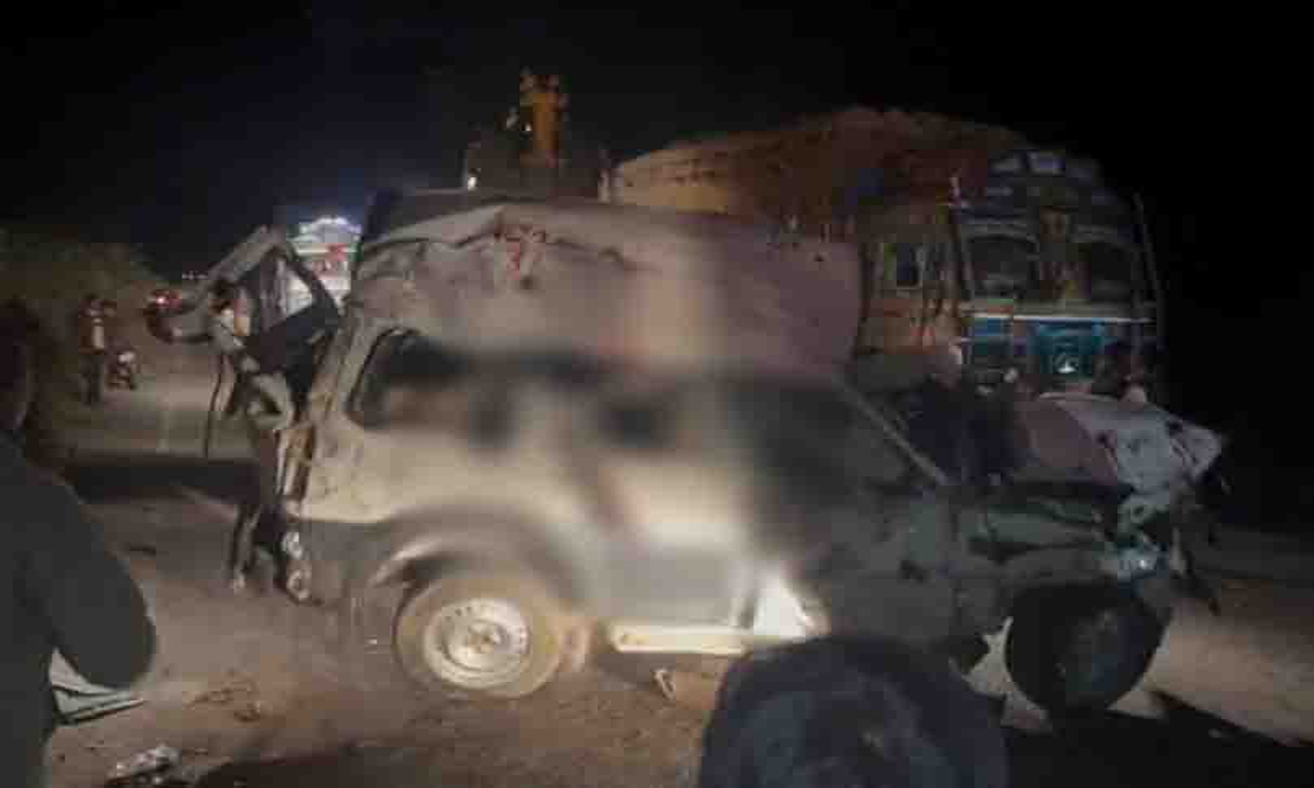 2 people died, 4 serious in a horrific road accident