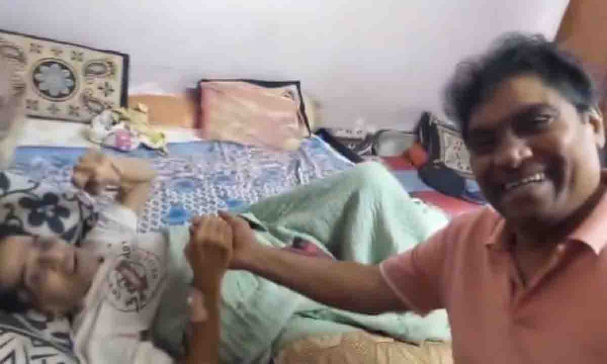 Johnny Lever arrives to meet Junior Mahmood suffering from stomach cancer