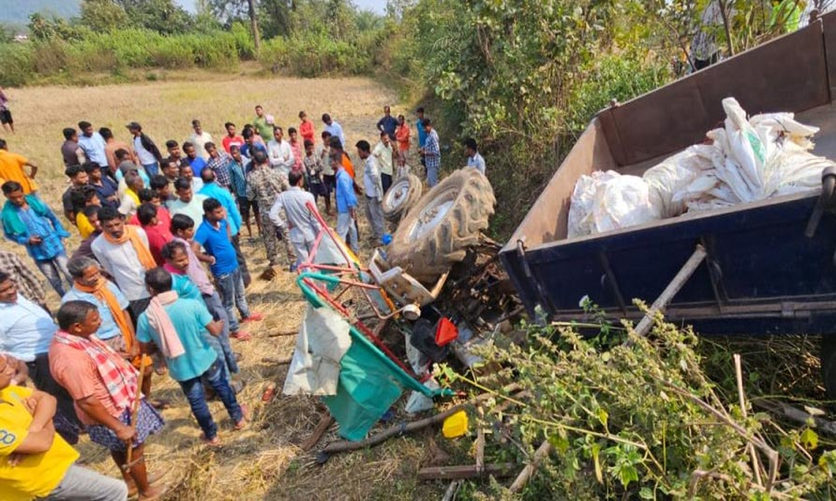 Hamal dies, tractor falls into ditch