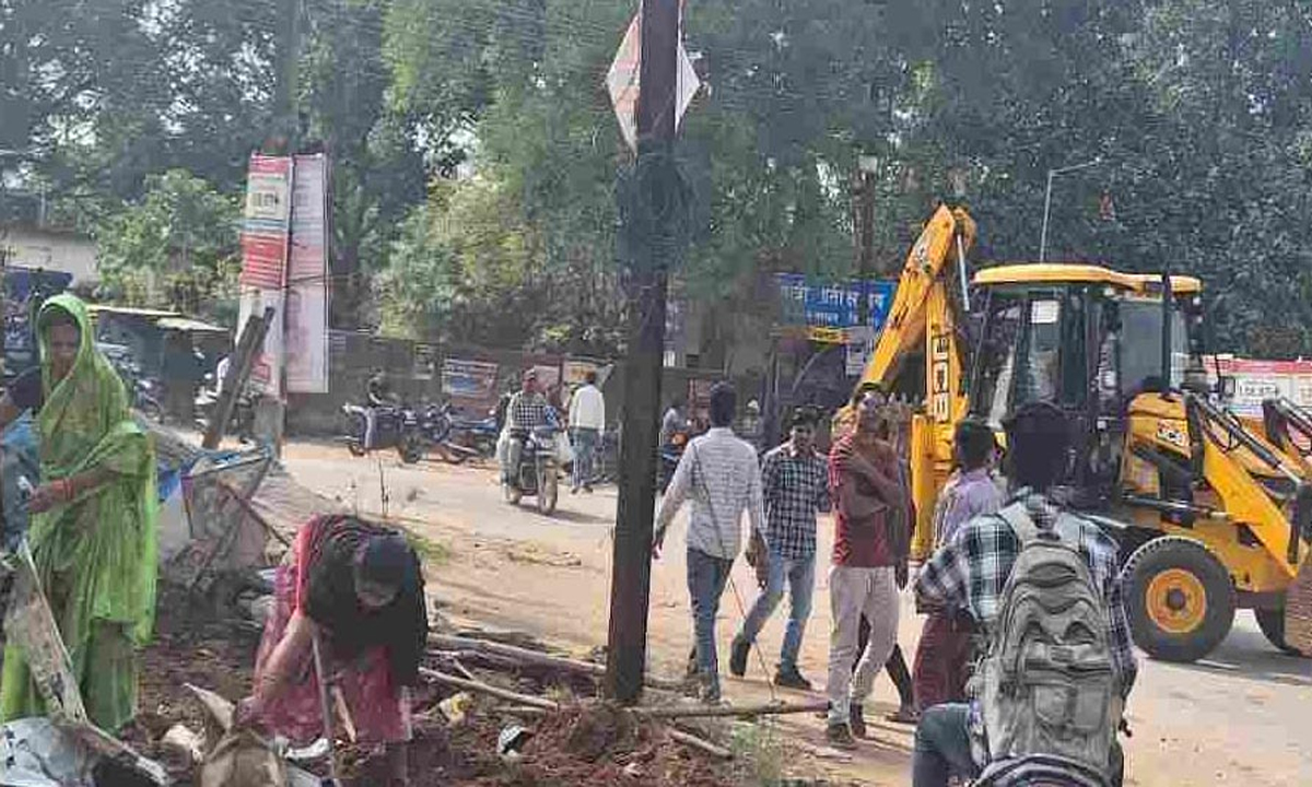 Mutton shop operating near the temple was removed, SDM started bulldozer