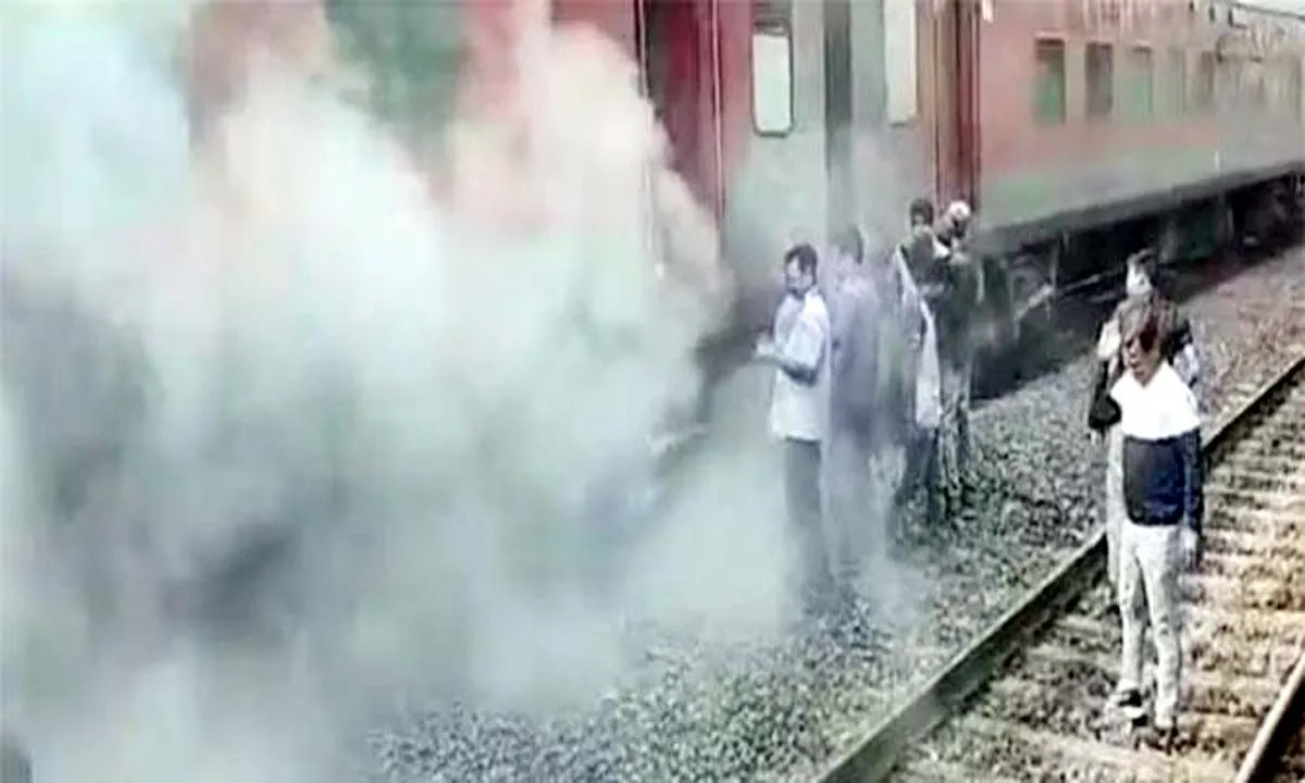 Balloon of smoke suddenly rises in Satyagraha Express, panic among passengers