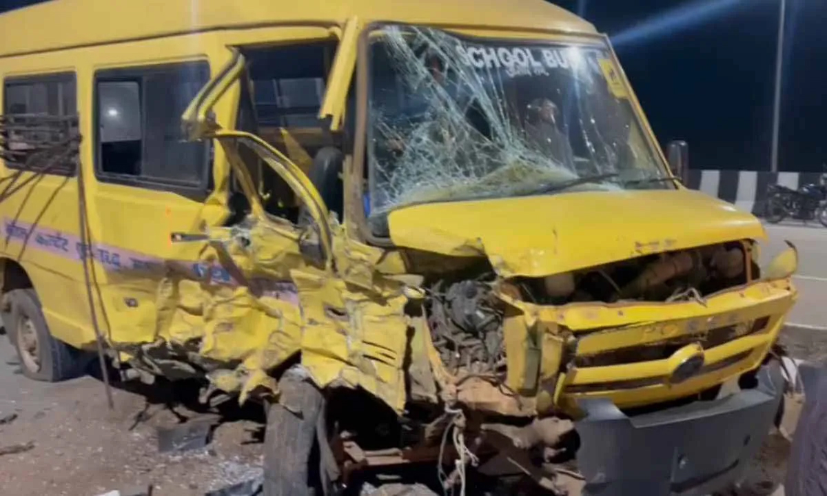 Bus full of school children collides with Scorpio, creates chaos