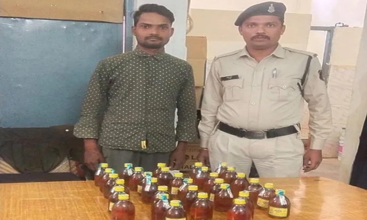 Raipur, Youth arrested for selling liquor near Ravanabhatha Chowk.