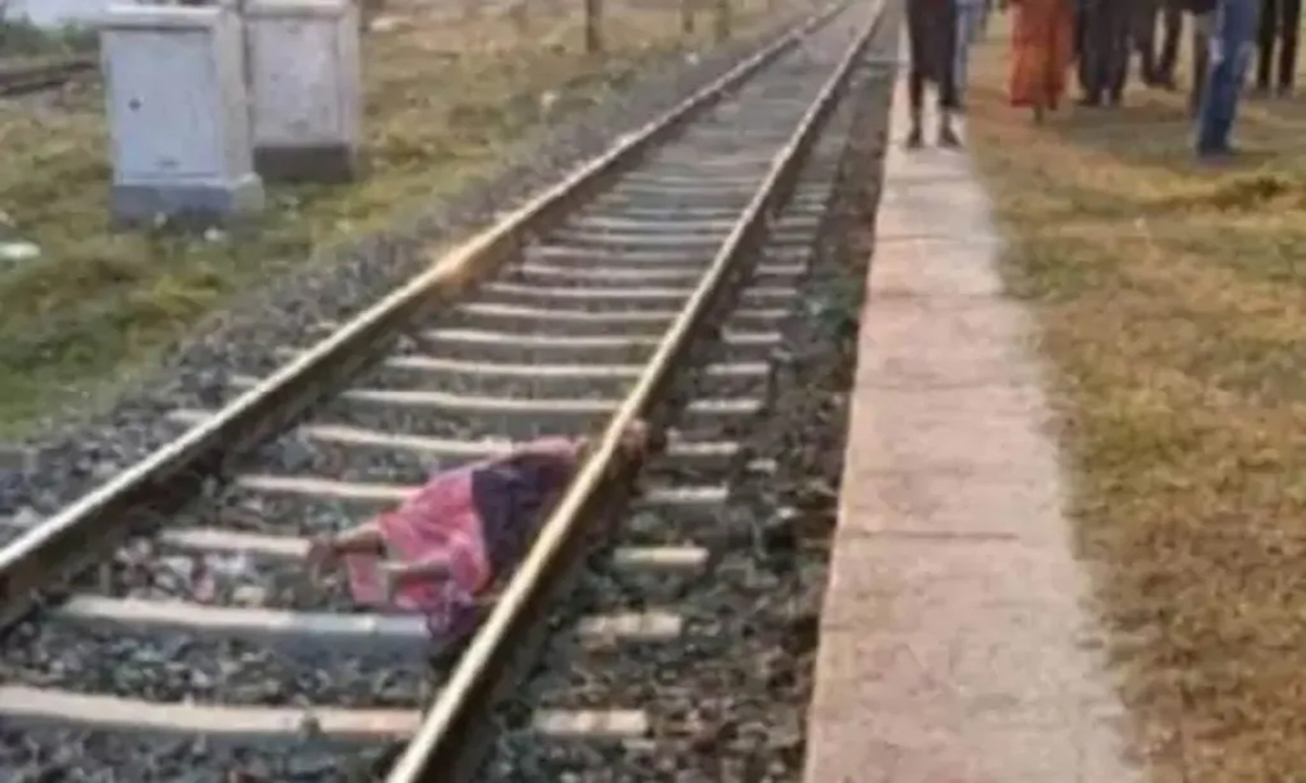 Female passenger falls from local train coming to Raipur, dies