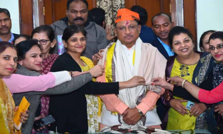 Women wing members of Sindhu Seva Sanskar Seva Samiti met Vishnudev Sai