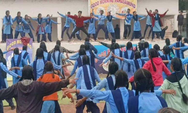 Teachers danced with children and players in Good Morning Mahasamund.