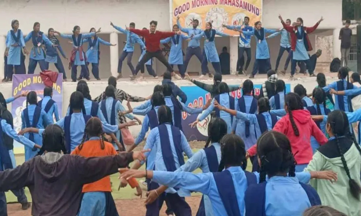 Teachers danced with children and players in Good Morning Mahasamund.