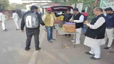 SP distributed fruits on the 121st birth anniversary of former Prime Minister