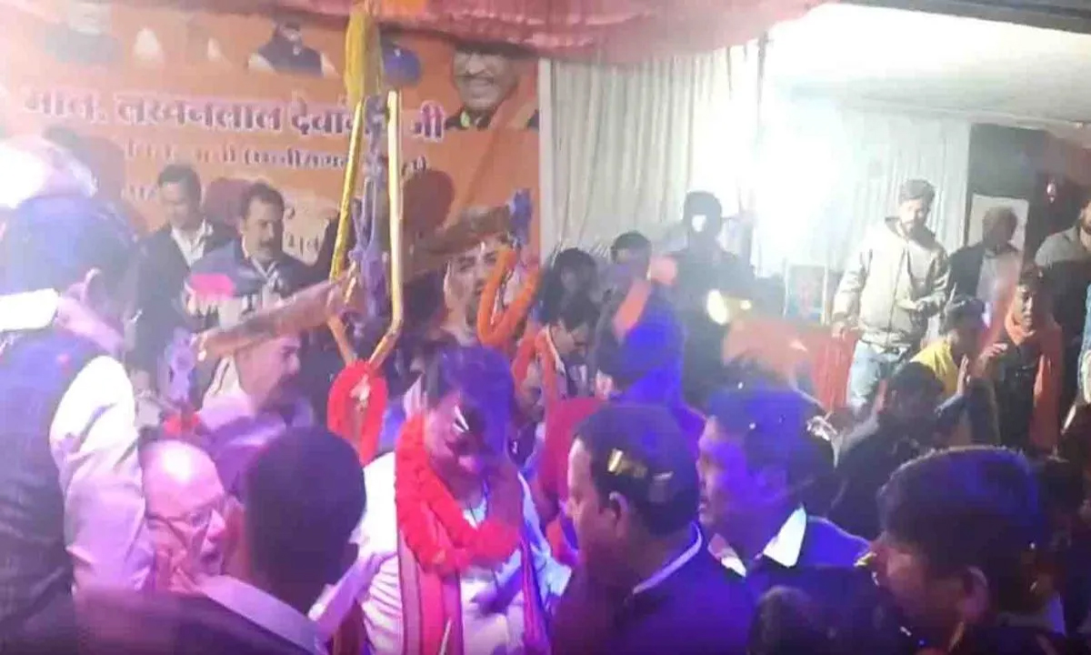 Cabinet minister fell from the stage, video went viral