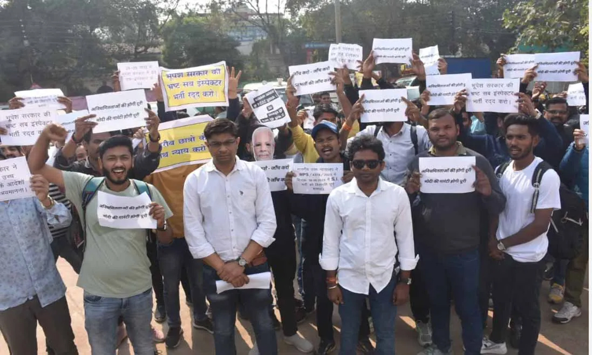 Demand to cancel SI recruitment exam, youth demonstrated in Raipur