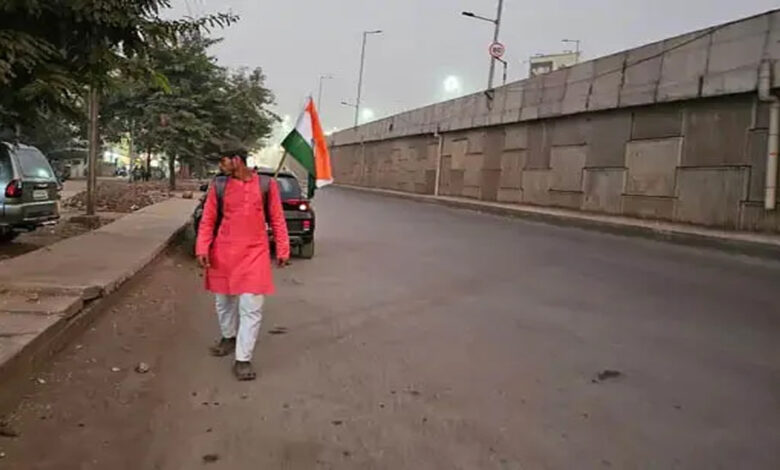 Tricolor on shoulder, young man traveling upside down