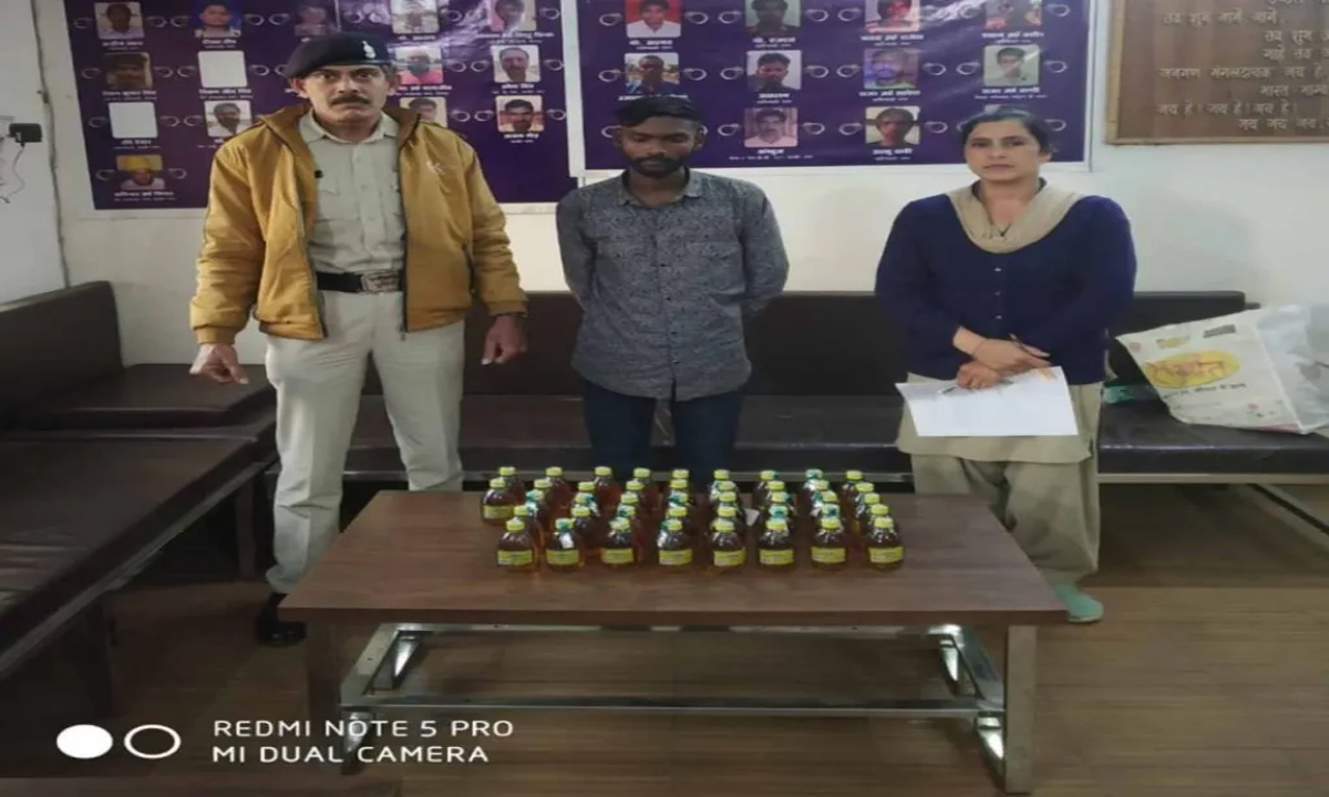 Smuggler selling illegal liquor arrested in Kabir Nagar