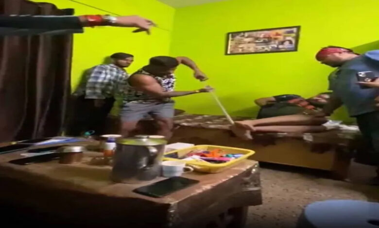 Khaiwalas brutally beat up those who invested money in betting, watch video