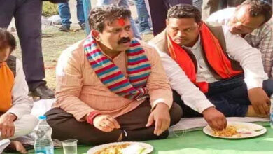 Deputy Chief Minister Vijay sat and had food with the villagers in village Bokkarkhar.