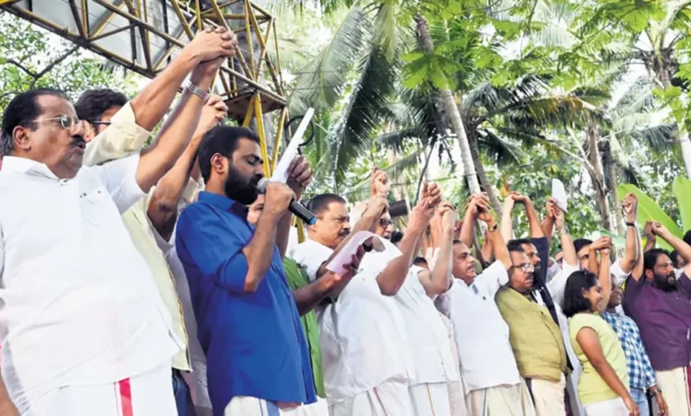 Kerala: Lakhs of people took part in DYFI's human chain