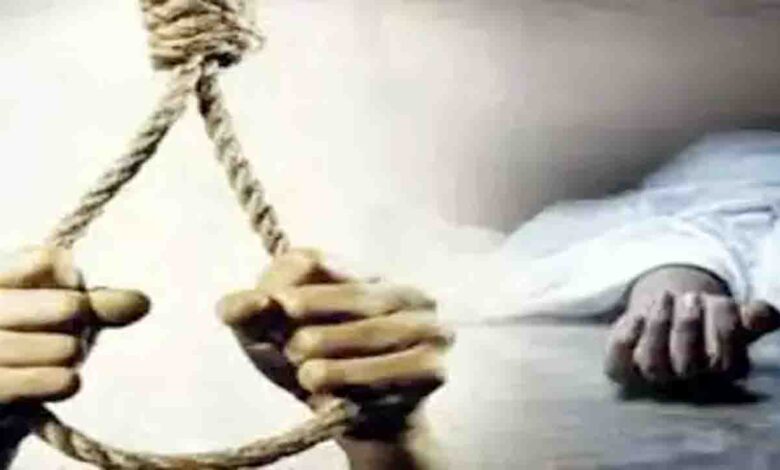 Bihar: Railway trackman commits suicide by hanging himself