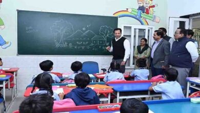 School Education Secretary took children's class, also tasted the midday meal