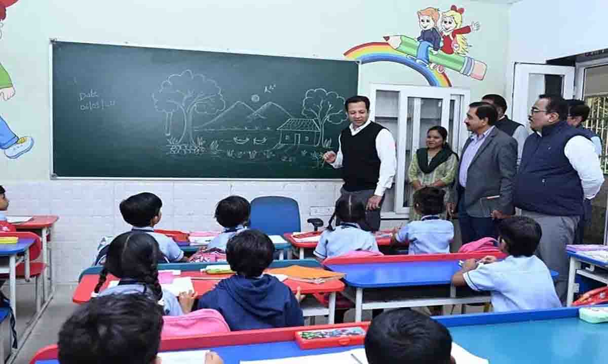 School Education Secretary took children's class, also tasted the midday meal